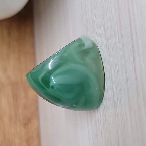 JADE GREEN SWIRL CONTOURED STATEMENT RING - Picture 5 of 10